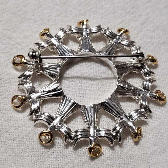 Beautiful Vintage Avon "Circle of Angels" Silvertone and Goldtone Brooch - Picture 4 of 8